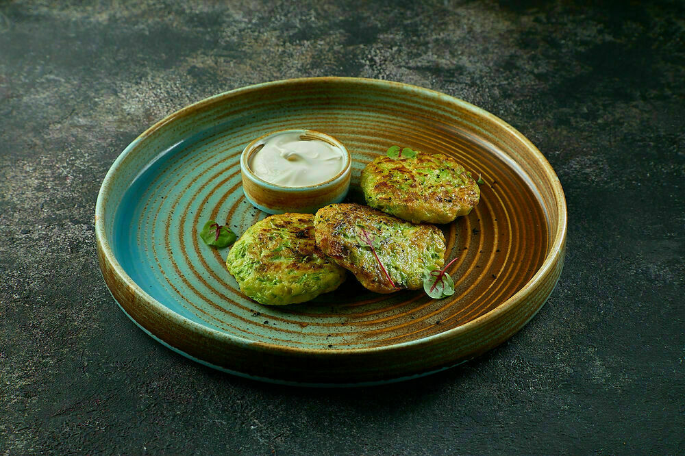  Zucchini and spinach pancakes with sour cream