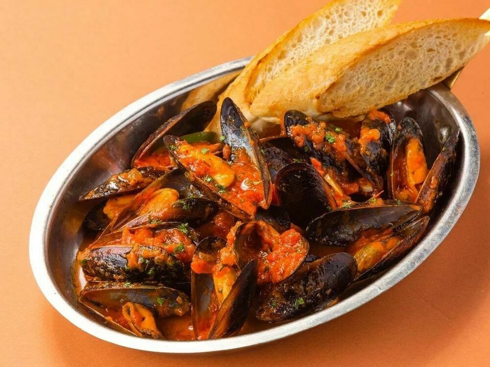 Mussels in Tomato and Garlic Sauce