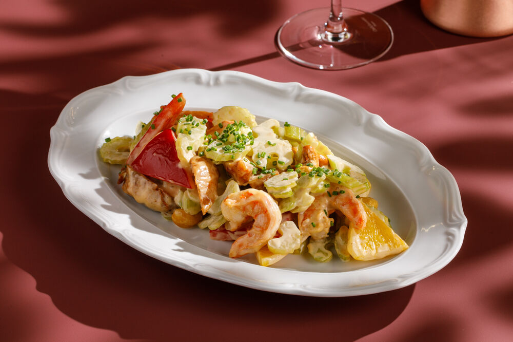 Салат с креветками курицей и сельдереем