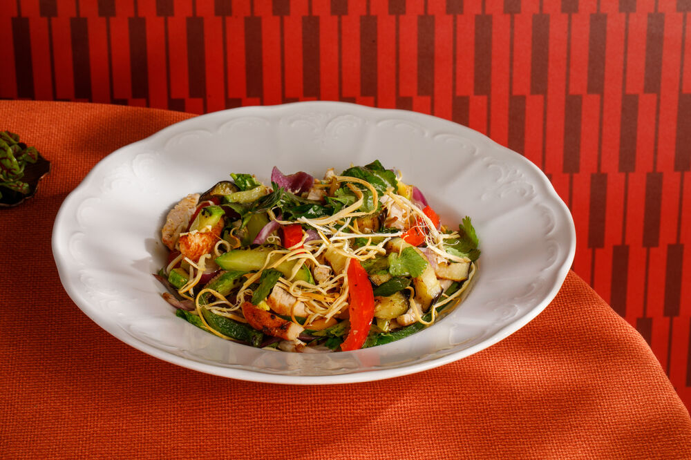 Салат гриль с овощами и индейкой 