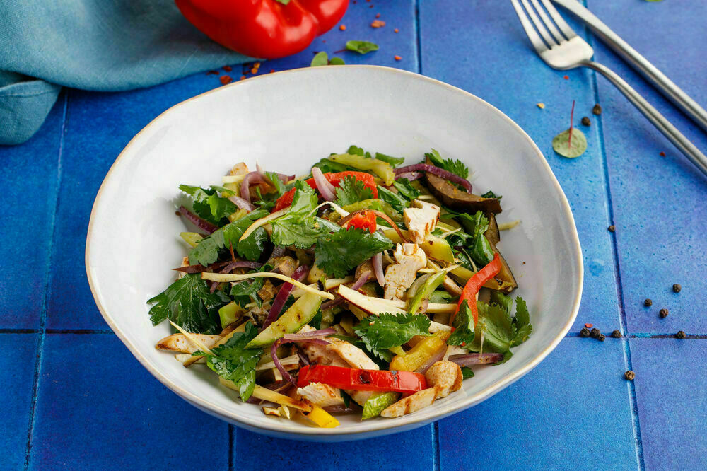 Салат гриль с овощами и индейкой 