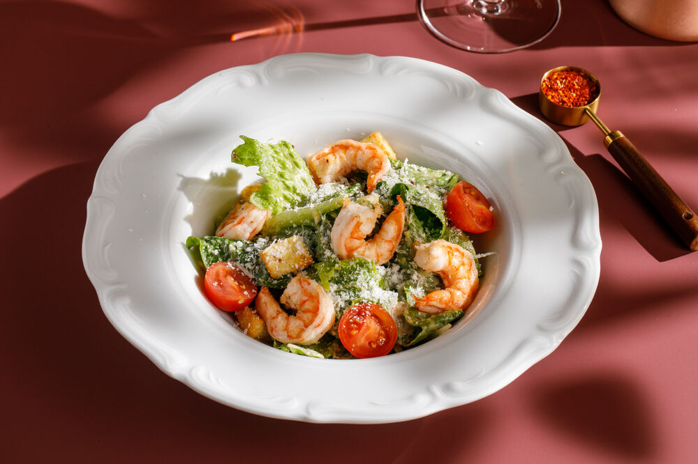 Салат Цезарь с креветками 