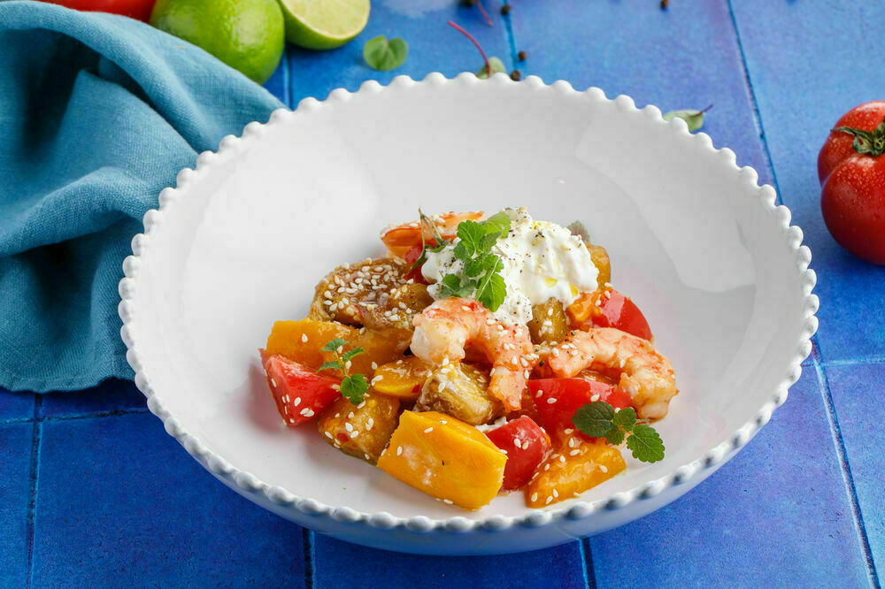 Салат с хрустящими баклажанами, креветками и Страчателлой 