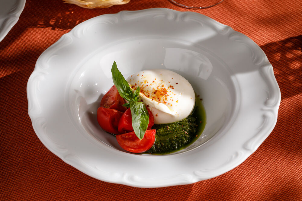 Burrata with tomatoes and Pesto