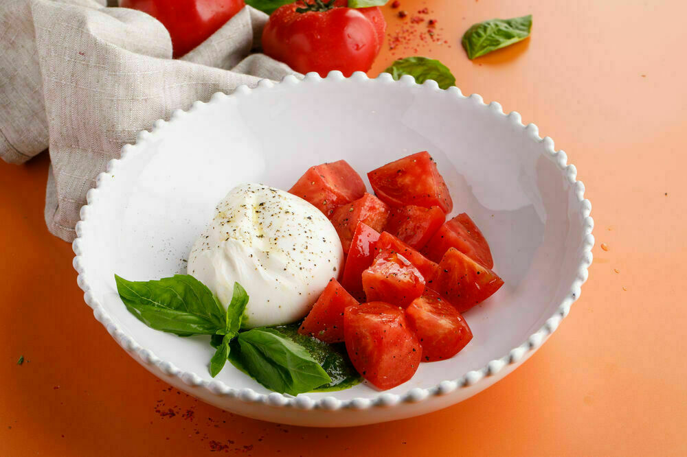 Burrata with tomatoes and Pesto