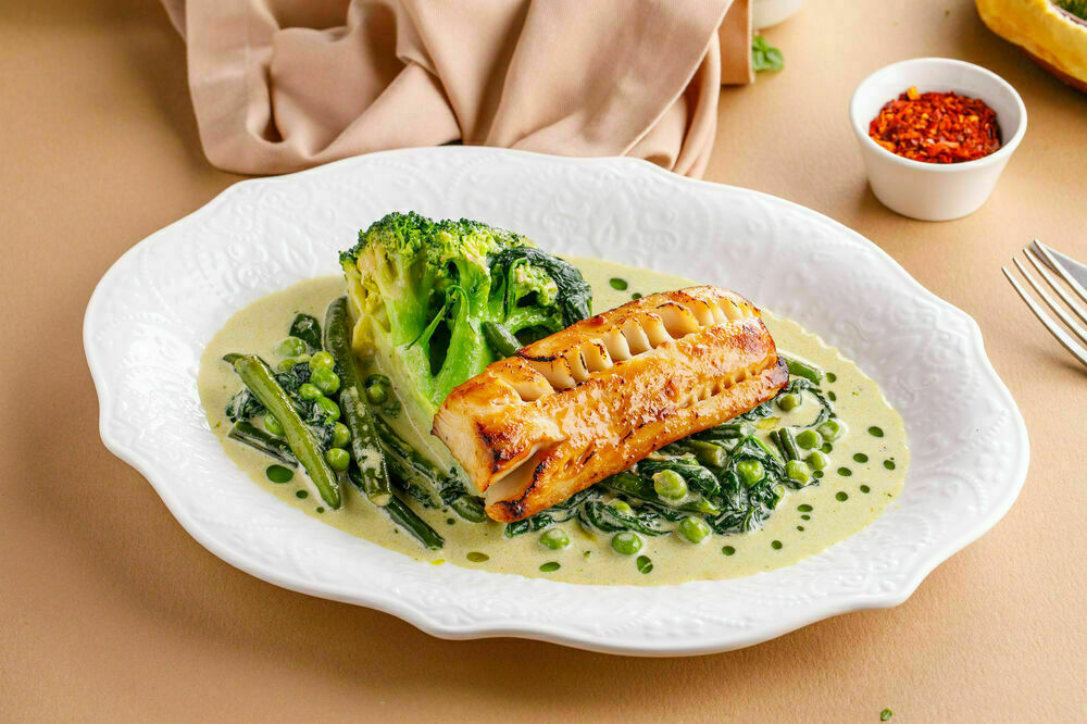 Запеченная черная треска с овощами 