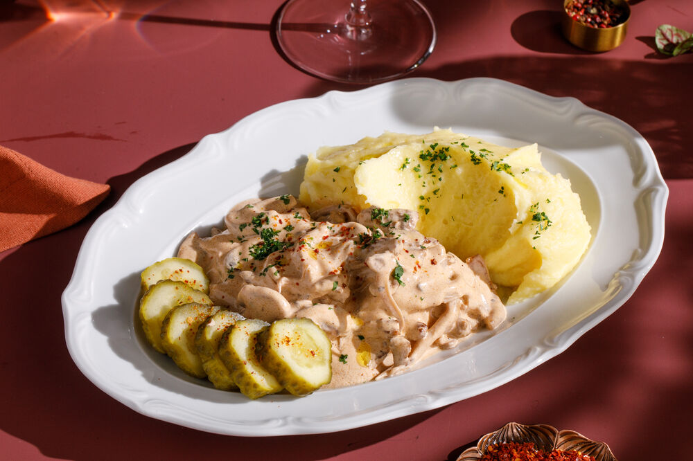 Befstroganov with fried potatoes