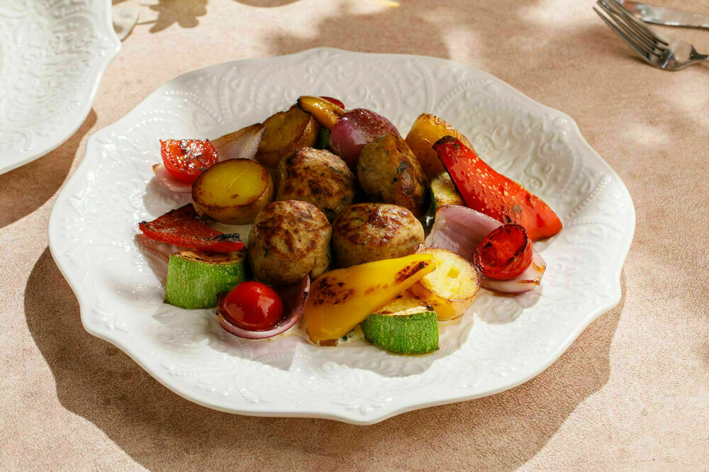 Котлеты из индейки с салатом на углях 