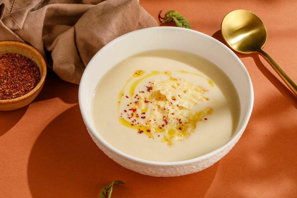 Cheese soup with baked garlic