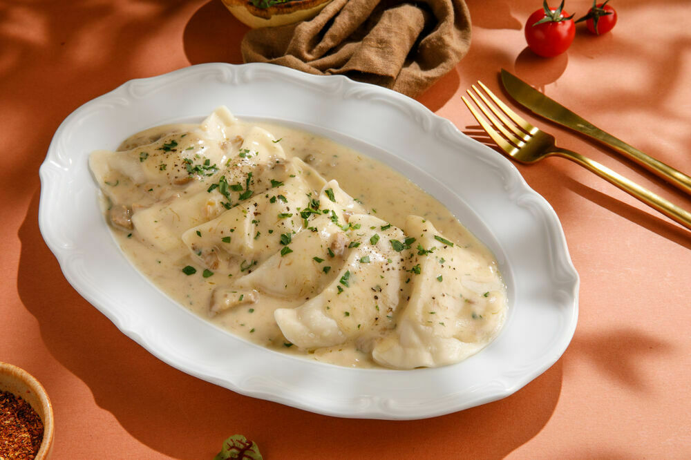 Dumplings with potatoes and white mushroom sauce