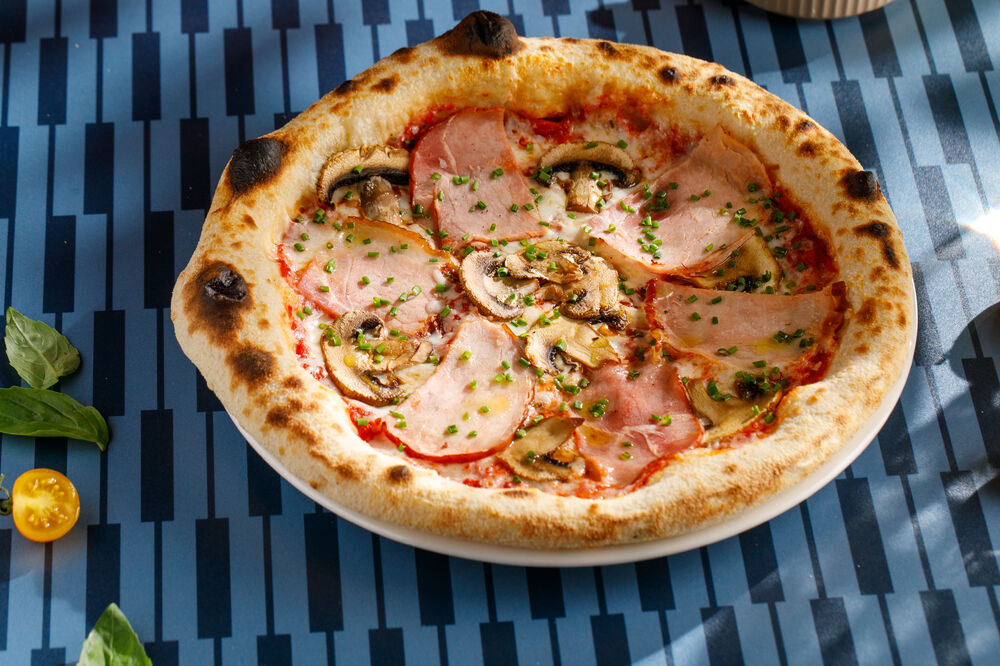 Pizza with ham and mushrooms