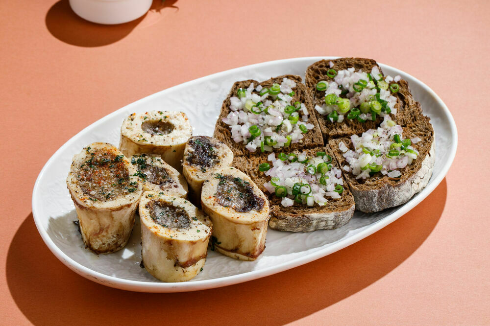 Baked marrowbone with croutons and onions