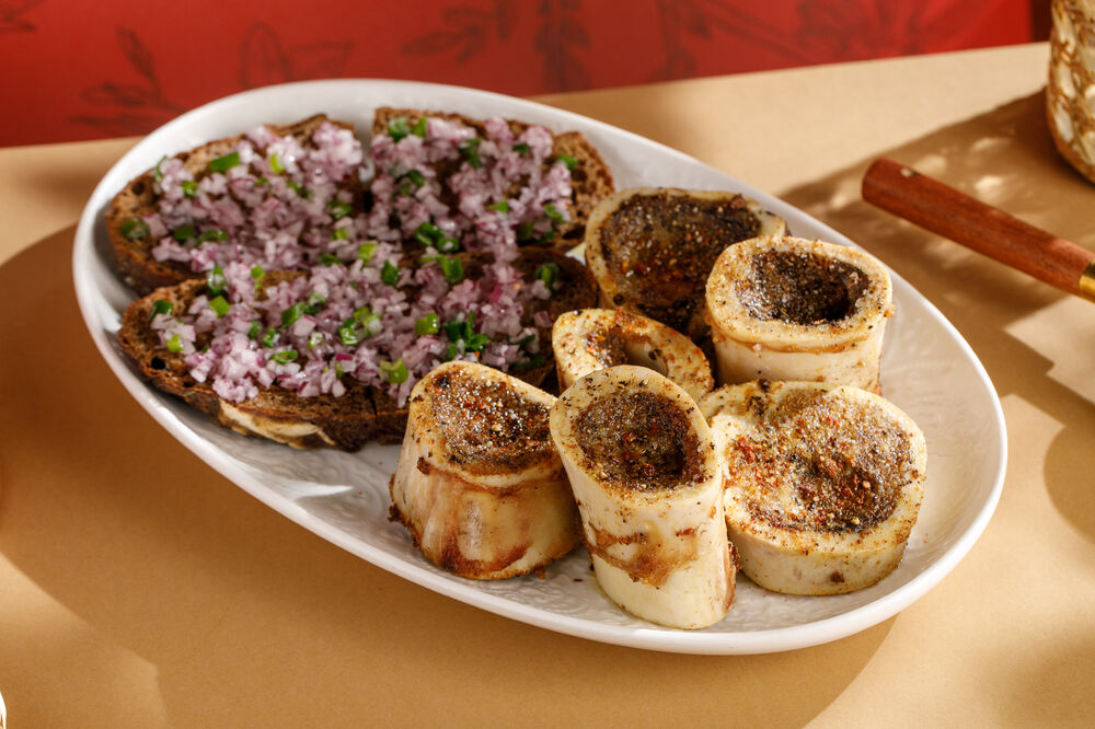 Baked marrowbone with croutons and onions