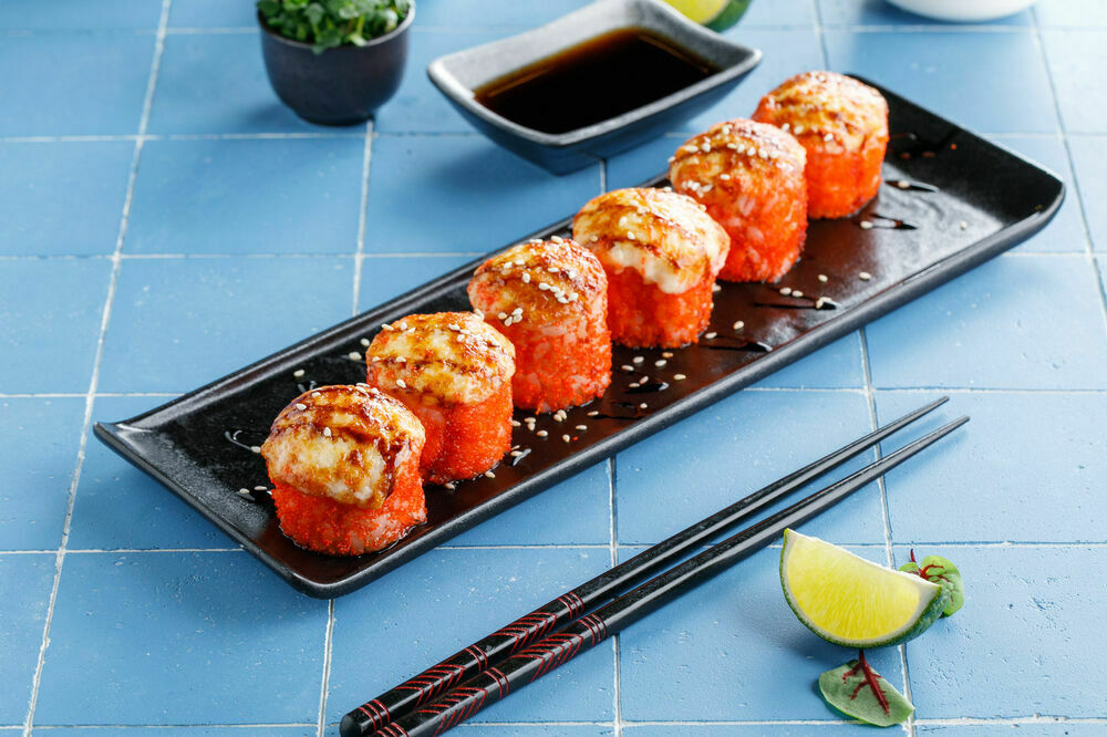 Ролл Калифорния запеченная с угрем 