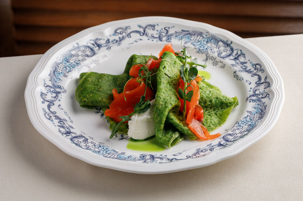 Spinach pancakes with trout, low salt