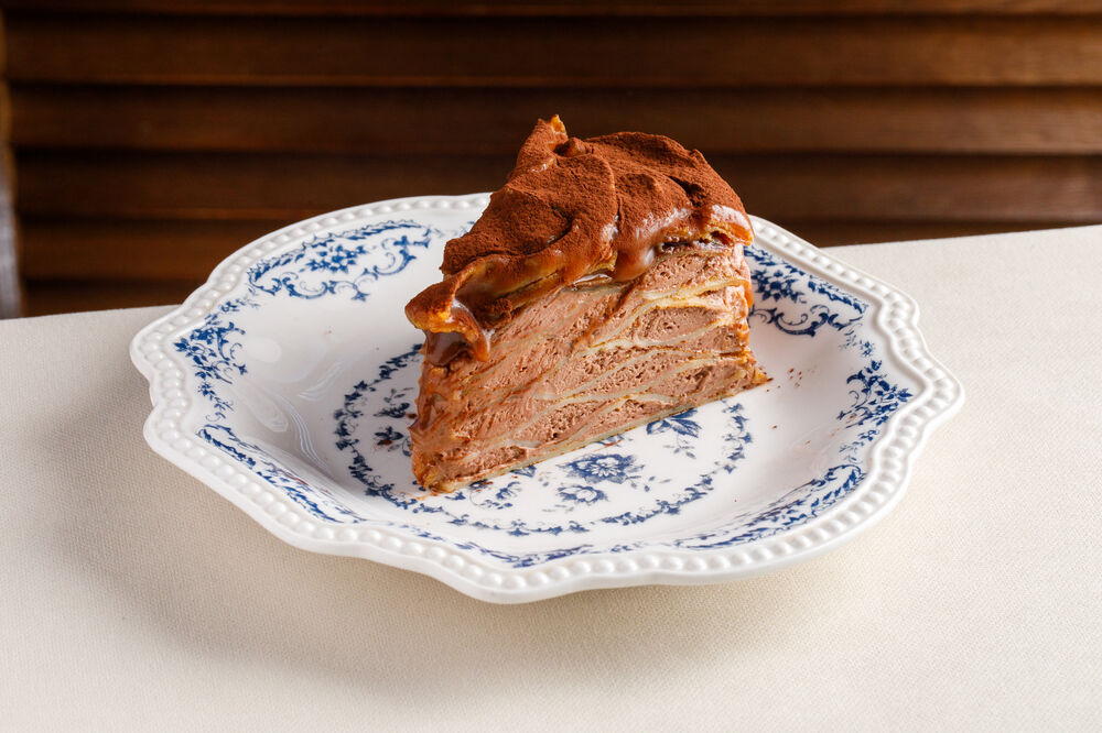 Блинный торт с шоколадным кремом и карамелью