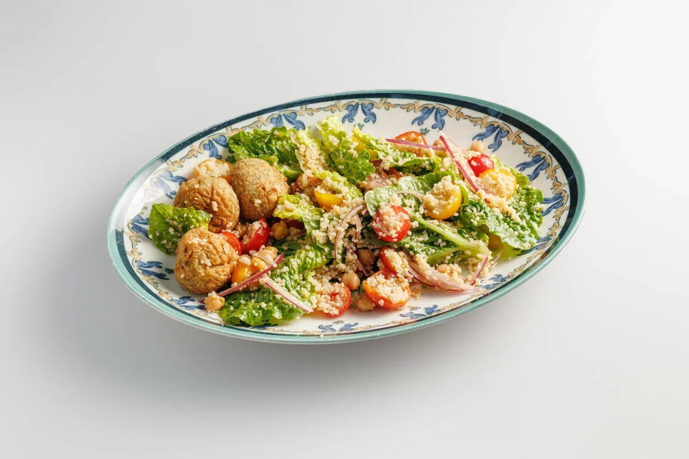 Левантийский салат с фалафелем, кускусом и томатами черри 