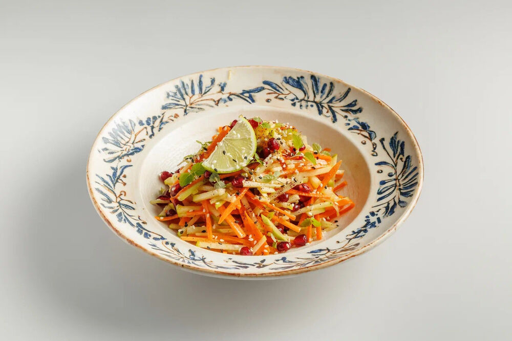 Салат с яблоками, сельдереем и гранатом 