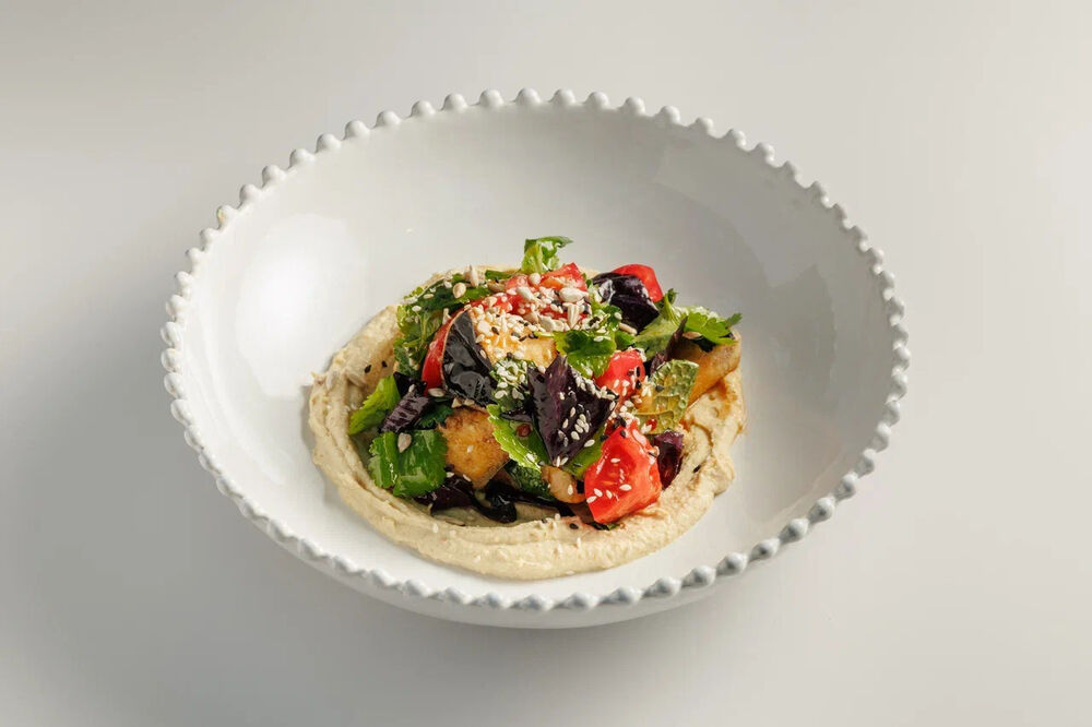 Хрустящие баклажаны с томатами, зеленью и кремом из тофу 