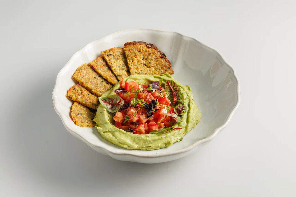 Гуакамоле с томатной сальсой и нутовыми лепешками 