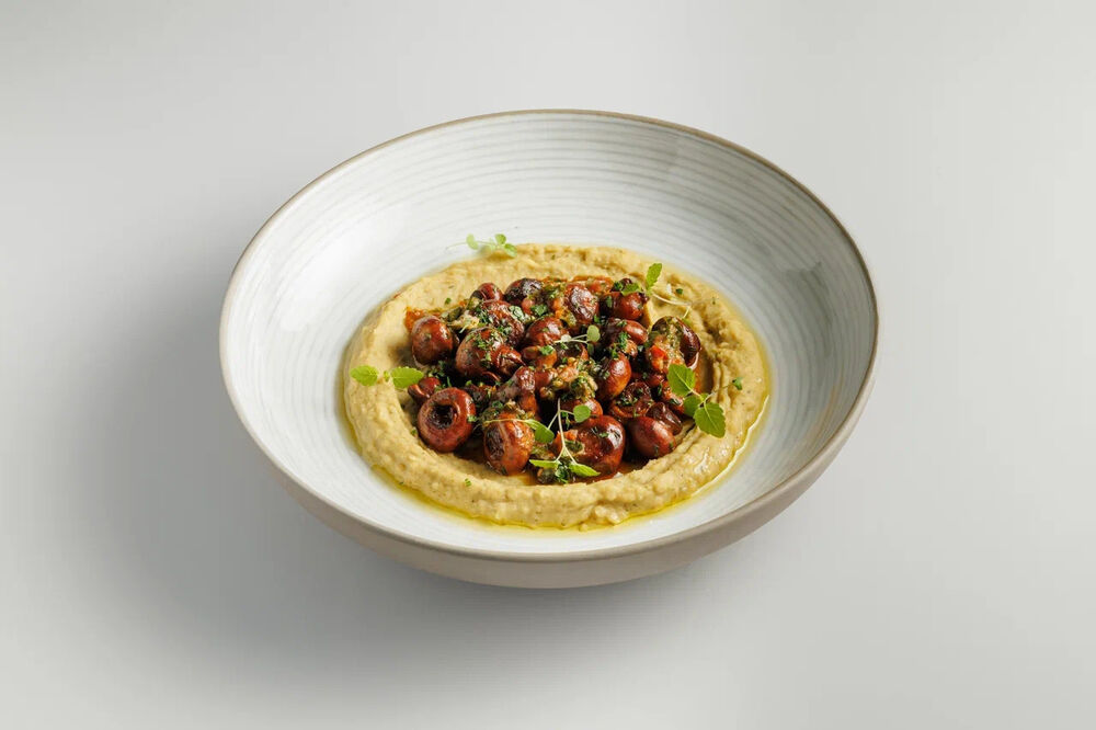 Жареные грибы с пюре из фасоли 