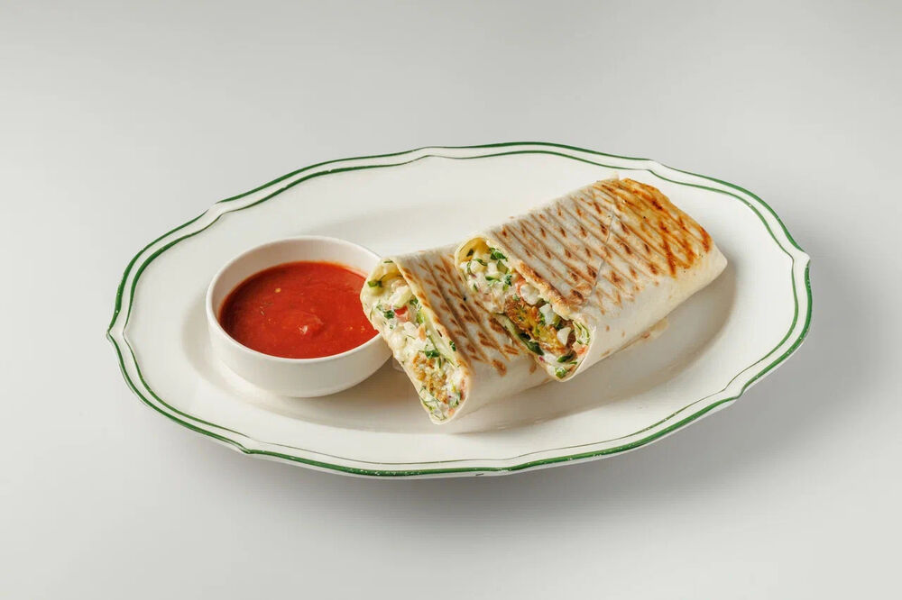 Шаверма с фалафелем и пряным соусом 