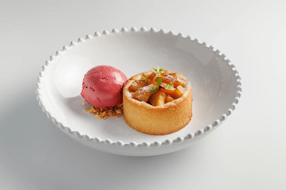 Теплый яблочный пирог с гранатовым сорбетом 