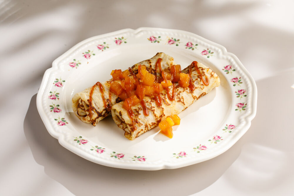 Блины с творогом и карамелизированной грушей 