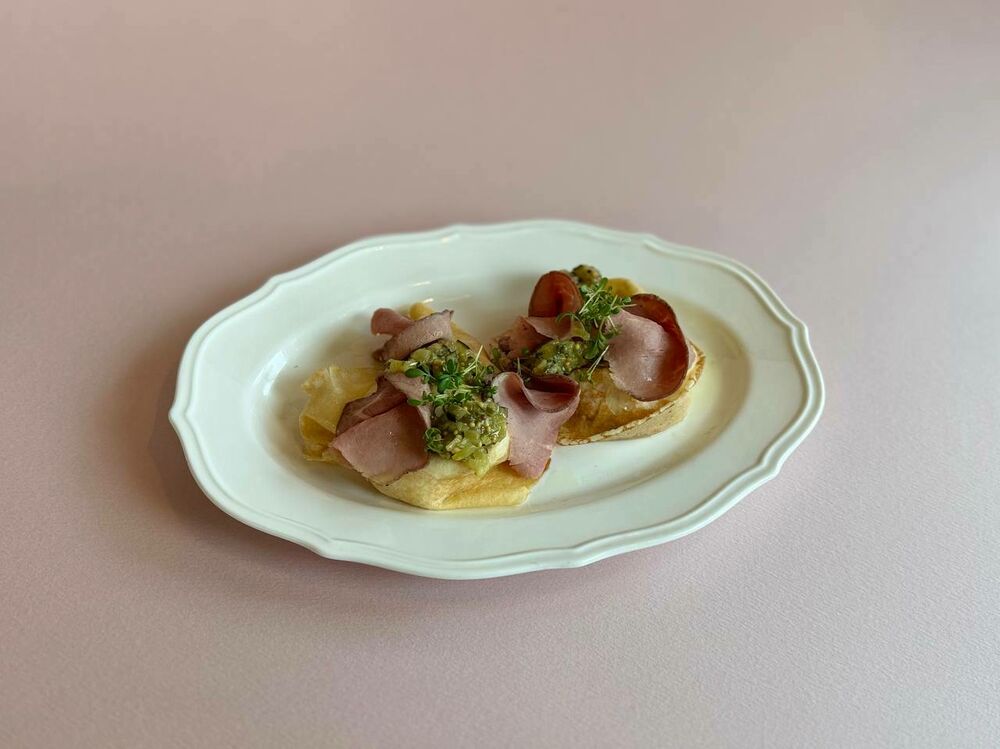 Блины с ростбифом и огуречным релишем