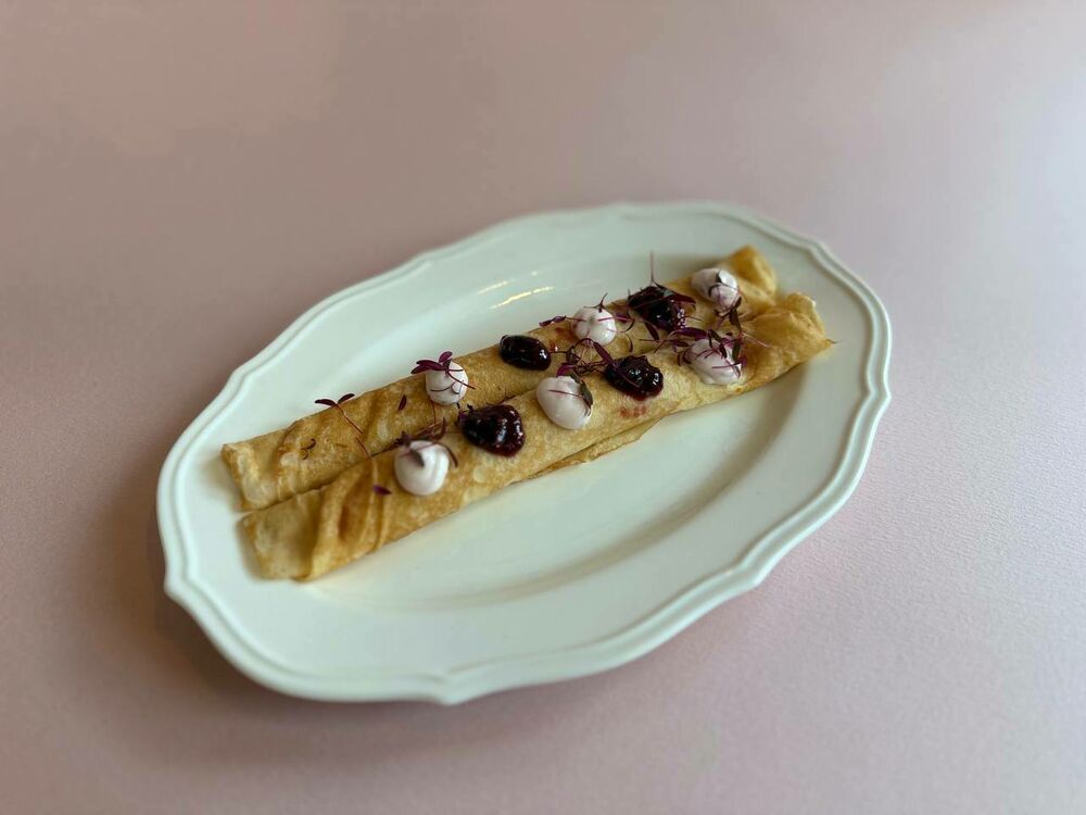 Блины с малиной и муссом из рикотты