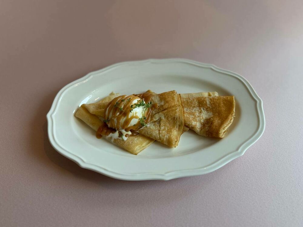 Блины с пряной апельсиновой карамелью и мороженым 