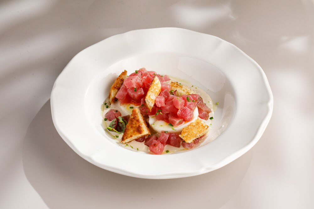  Тартар из тунца с соусом тонато