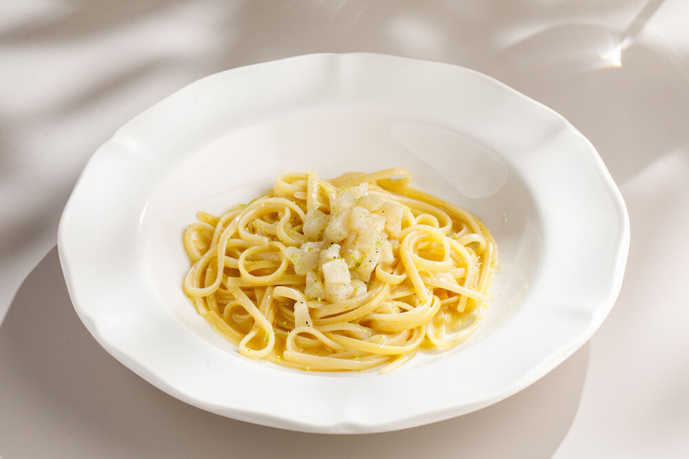 Паста в сливочном соусе с тартаром из гребешка