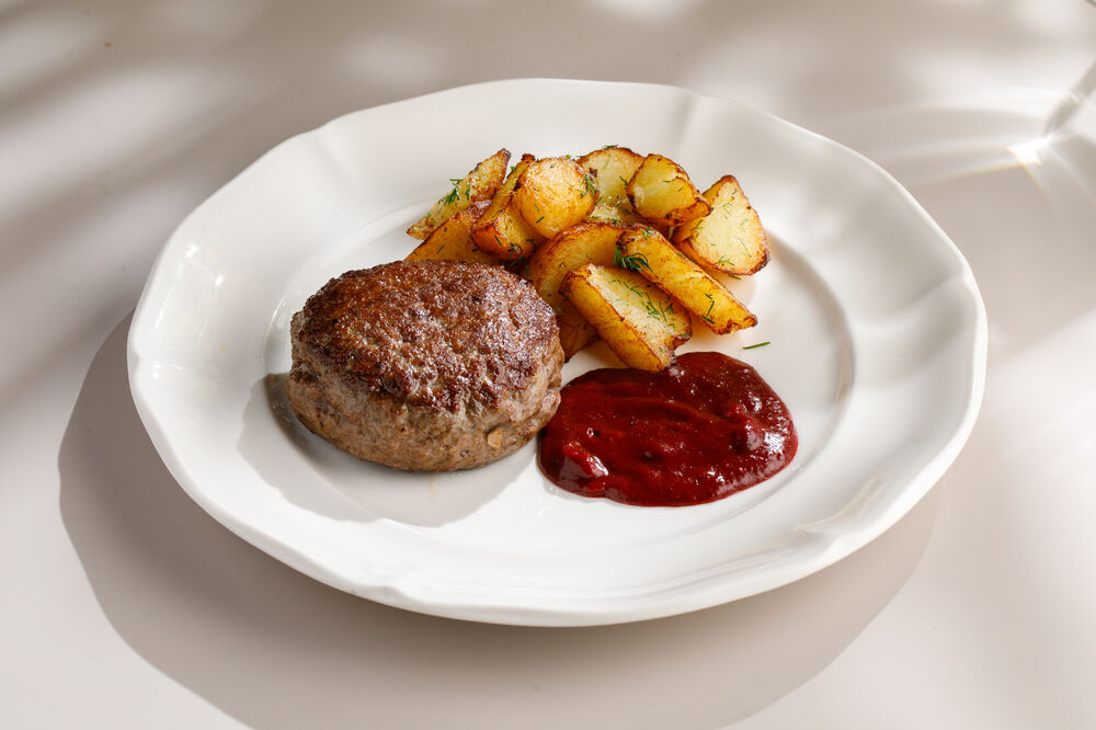 Бифштекс из мраморной говядины с вишневым барбекю