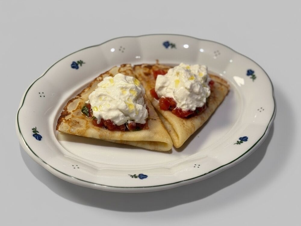 Блины с томатной сальсой и Страчателлой