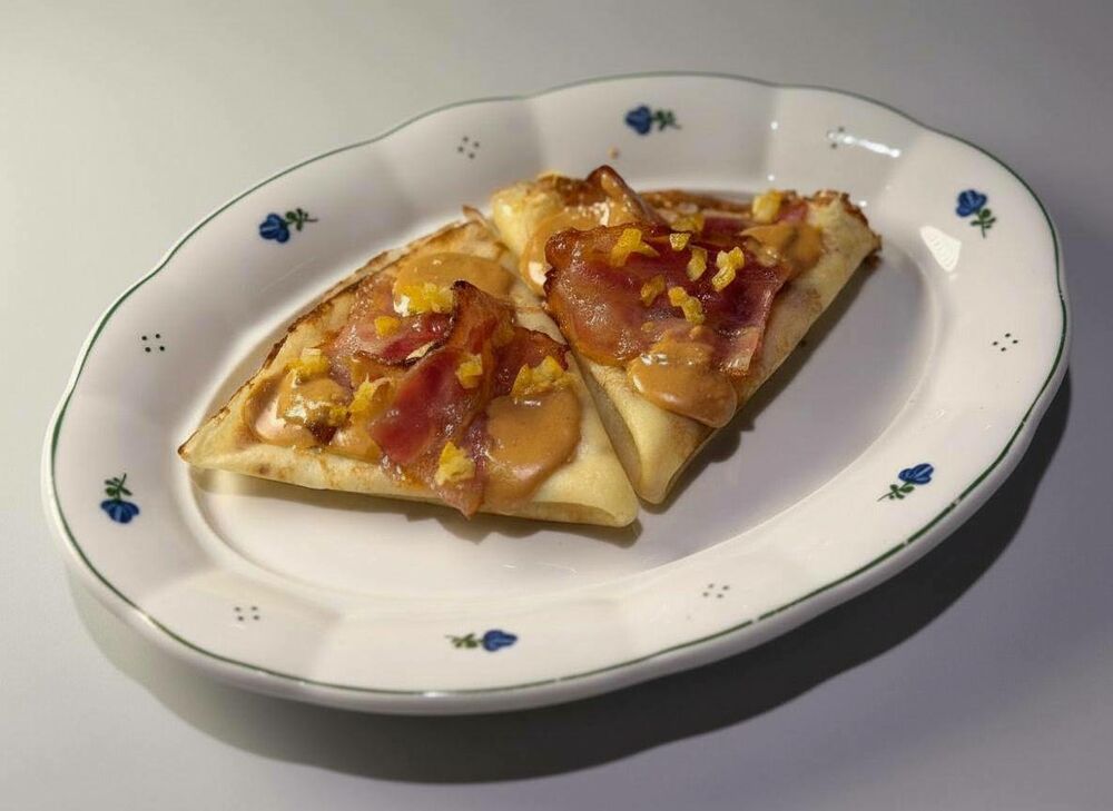 Блины с арахисовой пастой, беконом и кумкватом