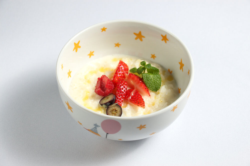 Children's oatmeal with berries