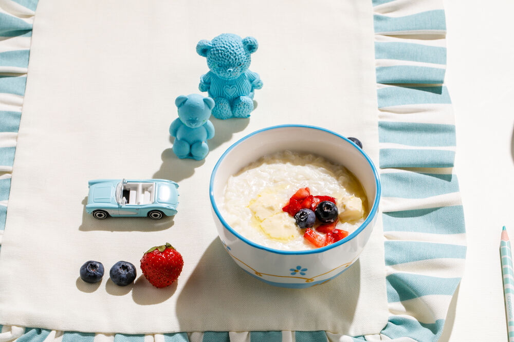 Children's rice porridge with berries