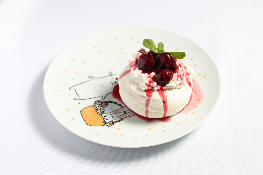 Children's dessert "Pavlova"