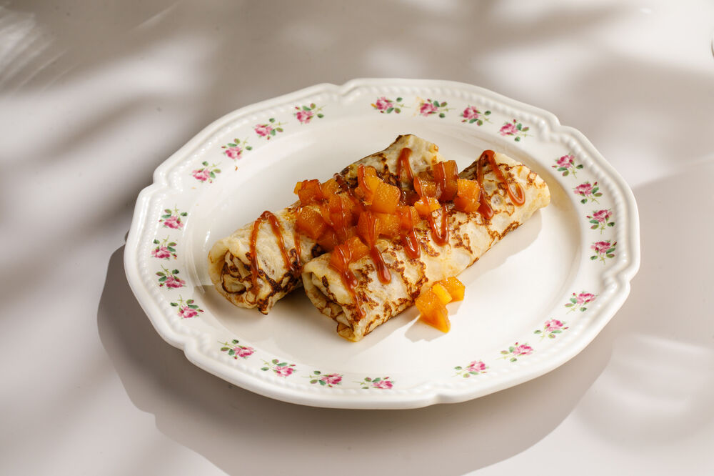 Блины с творогом и карамелизированной грушей