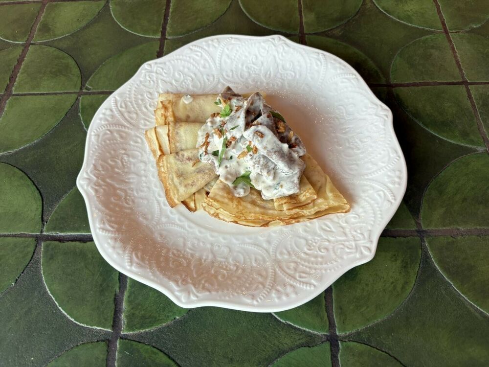 Блины с говяжьим языком в сметанном соусе 