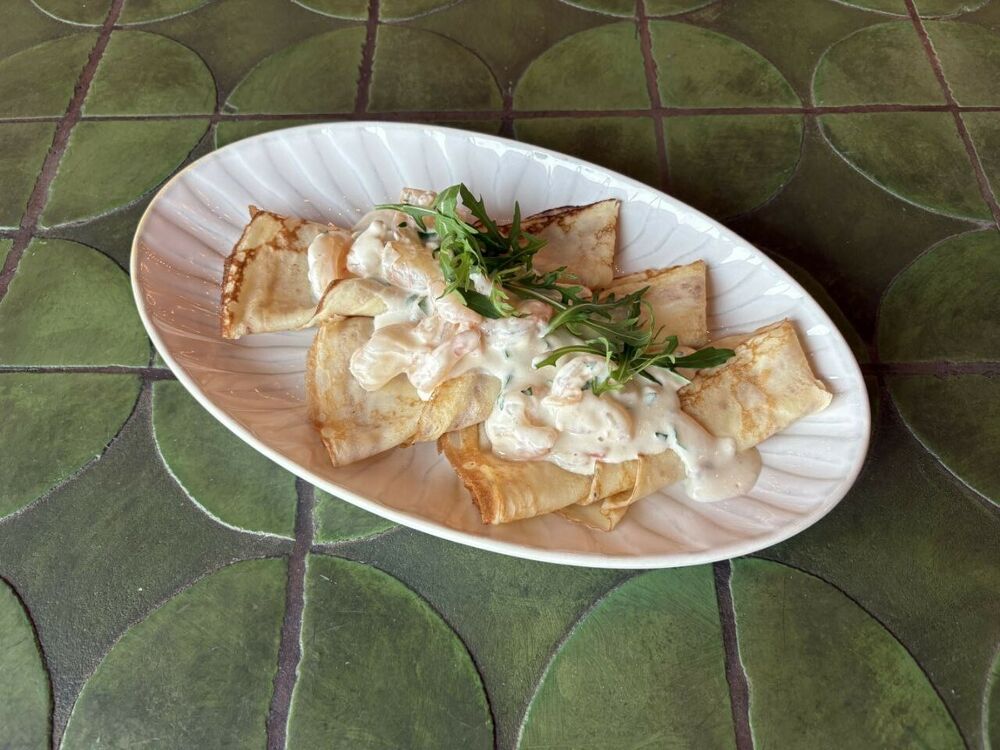 Блины с креветками в соусе "4 сыра"