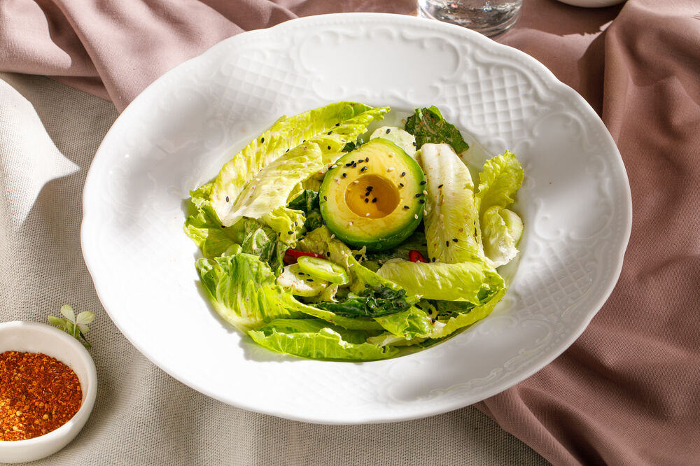 Зелёный салат с авокадо и бобами Эдамаме