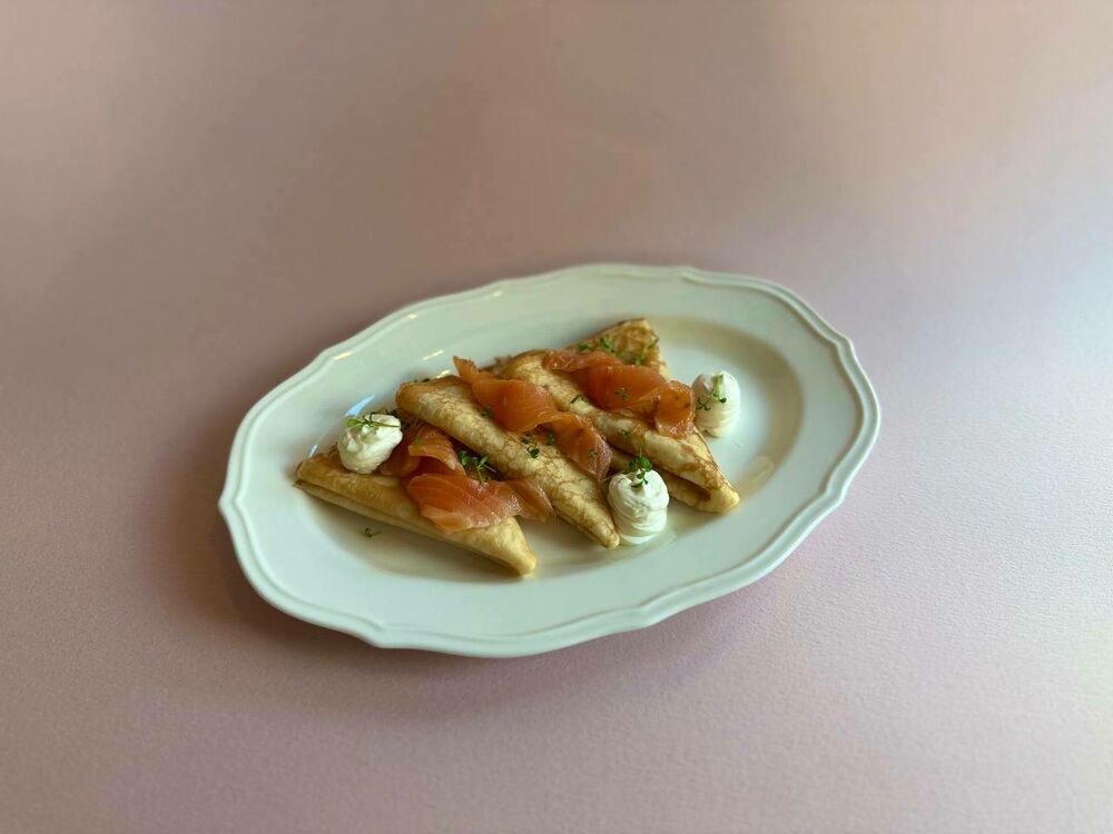 Блины с лососем гравлакс и сливочным кремом