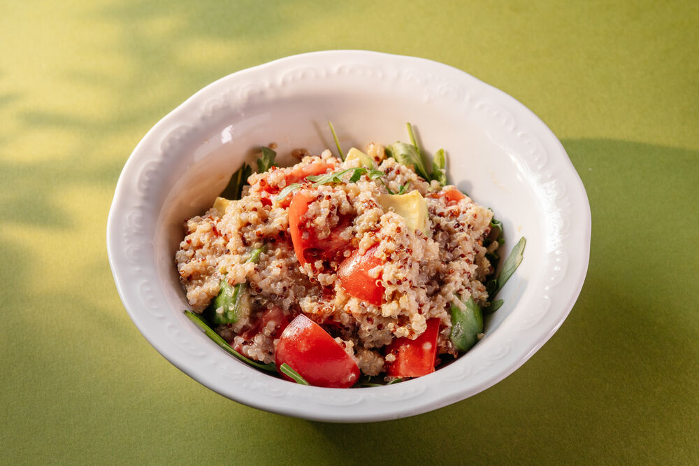 Салат с киноа и авокадо