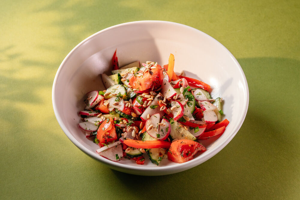 Салат овощной по-домашнему с семечками