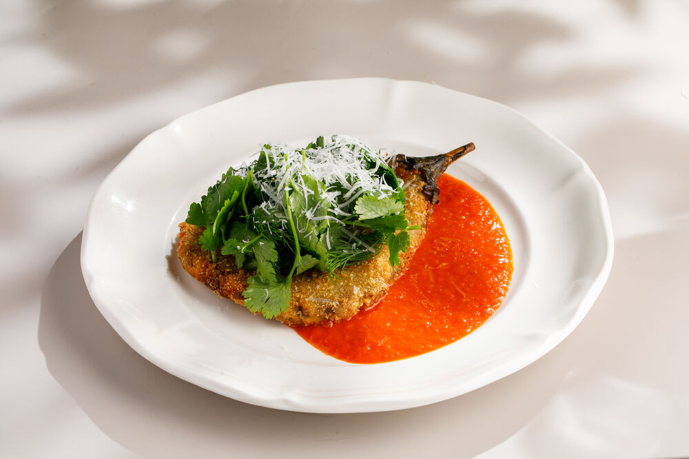 Шницель из баклажана с разнотравьем и томатным соусом