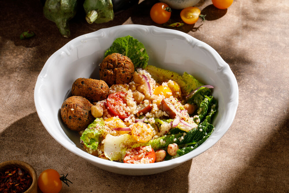 Салат с фалафелем и кускусом