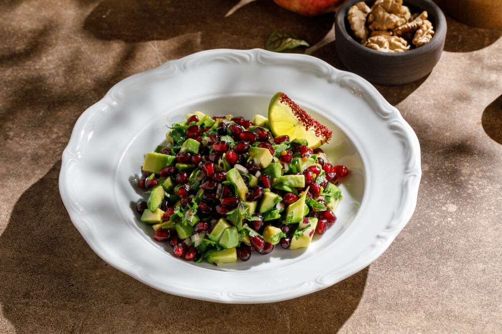 Салат с авокадо и гранатом