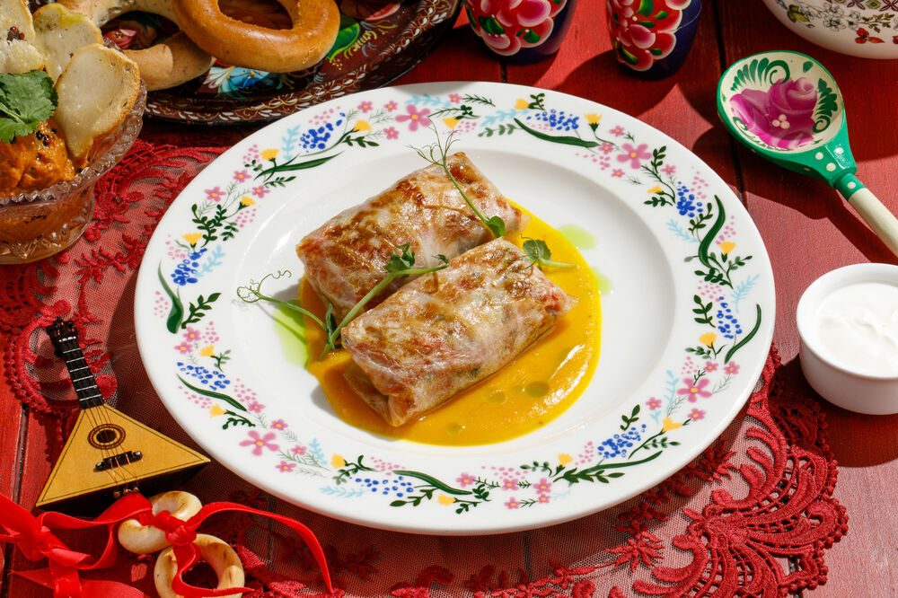 Lenten cabbage rolls with pumpkin sauce